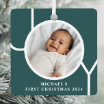 Custom Baby's Eerste Kerstfoto Groen Metalen Ornament<br><div class="desc">Dit aandenken Baby's Eerste Kerstfoto Ornament is versierd met het woord JOY op een donkergroene achtergrond. Eenvoudig aan te passen met uw foto,  naam en jaar.</div>