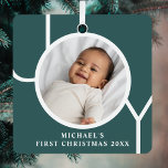 Custom Baby's Eerste Kerstfoto Groen Metalen Ornament<br><div class="desc">Dit aandenken Baby's Eerste Kerstfoto Ornament is versierd met het woord JOY op een donkergroene achtergrond. Eenvoudig aan te passen met uw foto,  naam en jaar.</div>