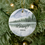 Custom Banff Waterverf Bergmeerbomen Keramisch Ornament<br><div class="desc">Schattigee personaliseerbare westerne bergtrip souvenir. Maatwerk: Verander onderschrift en jaar om het uniek te maken.</div>