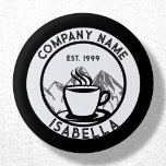 Custom Barista Personeel Name Button<br><div class="desc">Stijlvol aanpasbaar zwart-wit koffiewinkelpersoneel met de naam badge-knop,  met een kant-en-klare trendy ronde logo met bergen en een steaming kop koffie,  omringd door een stijlvol lettertype dat u kunt aanpassen met de naam van uw bedrijf,  de naam van uw werknemers en de door uw bedrijf opgestelde datum.</div>