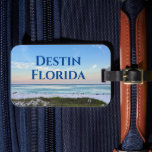 Custom Beach Town Mooie oceaan foto Bagagelabel<br><div class="desc">This customizable beach town luggage tag features the gorgeous pink and orange sunset gently touching the ocean waves above the sand and sea grass in Destin,  Florida. Lovely seaside photography from your favorite vacation spot or hometown.</div>