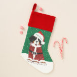 Custom Bernese Mountain Dog Santa Paws Kerstsok<br><div class="desc">Cute Personalized Kerstfeestay Bernese Mountain Dog droeg een doedele krabbeleffect Sinterpak en Santa hat hield snoepriet in zijn mond. Kute kerstmis voor berner liefhebbers! Festive sneeuwachtergrond. © EMR Design</div>