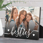 Custom Besties Beste Vrienden Foto Fotoplaat<br><div class="desc">Creëer een aangepaste aandenken met deze gepersonaliseerde foto home decor display. De voorkant bevat je favoriete foto met het woord "besties" aan de onderkant geschreven in een vloeiend scriptlettertype, geaccentueerd door een paar kleine hartdetails. Achter de tekst bevindt zich een subtiel zwart verloop om het te laten opvallen zonder het...</div>