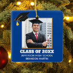 Custom Blue Afstuderen Senior Portret Foto 2025 Keramisch Ornament<br><div class="desc">Deze aangepaste blauwe gouden kerstversiering afstuderen uw afstuderen foto onder een zwart afstudeerder pet. Personaliseer met uw klassenjaar,  school,  en noem voor een groot cadeau voor een graduerende student.</div>