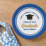 Custom Blue Gold Afstuderen 2025 afstudeerfeest Papieren Bordje<br><div class="desc">Deze moderne blauw en gouden aangepaste afstudeerfeest borden zijn voorzien van stijlvolle typografie van uw universiteit of hogeschool naam voor de klas van 2025. Pas je aan met je afstudeerjaar naast het chique handgeschreven script en het zwarte afstudeerders pet voor geweldige persoonlijke felicitaties afstuderen feestdecor.</div>
