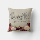 Custom Burgundy Floral Mr. en Mrs Wedding Keepomwi Kussen (Achterkant)