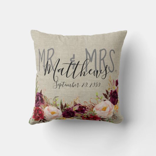 Custom Burgundy Floral Mr. en Mrs Wedding Keepomwi Kussen (Achterkant)