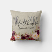 Custom Burgundy Floral Mr. en Mrs Wedding Keepomwi Kussen (Voorkant)