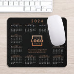 Custom Business Logo 2024 Calendar Roos Gold Muismat<br><div class="desc">Creëer uw eigen gepersonaliseerde 2024 kalendermuiskusjes met uw eigen bedrijfs logo,  bedrijfsslogan en contactinformatie. U kunt de achtergrondkleur eenvoudig wijzigen om deze aan te passen aan uw bedrijfskleuren. Maakt een groot promotioneel cadeau voor klanten,  verkopers,  werknemers of andere speciale mensen. Geen minimumbestelling en geen plaatsingskosten.</div>