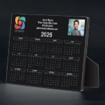 Custom Business Logo 2026 Kalender Zwart Wit Fotoplaat<br><div class="desc">Deze zwart-wit bedrijfskalender is op maat gemaakt met uw professionele bedrijfsnaam en kantoor-contactgegevens in zwart-wit. Deze chique kalenderplaquette is voorzien van uw logo aan de ene kant van de top en gepersonaliseerde professionele foto aan de andere kant. Hedendaags marketingitem voor een bedrijf in 2026.</div>