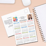Custom Business Logo 2026 Kalendermarketing Briefkaart<br><div class="desc">Dit kleurrijke zakelijke agenda-briefkaart is op maat gemaakt met uw professionele bedrijfsnaam en kantoor-contactgegevens. Deze trendy briefkaarten met verticale agenda's zijn voorzien van uw logo aan de ene kant en gepersonaliseerde professionele foto aan de andere kant. Hedendaags marketingitem voor een bedrijf in 2026.</div>