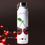 Custom Cherry gecodeerd Valentijns waterfles<br><div class="desc">Blijf gehydrateerd in stijl met deze aangepaste Cherry Coded Valentijns's waterfles. Met een speels kersenontwerp met op disco geïnspireerde details combineert deze roestvrijstalen waterfles functionaliteit met trendy esthetiek. Perfect als een Valentijnsdag cadeau of een jubileum cadeau, dit flesje is volledig aanpasbaar—voeg uw initialen, namen, of een speciale boodschap. Het minimalistische...</div>