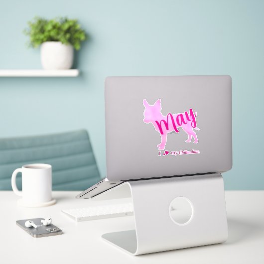 Custom Chihuahua Sticker – Pastel Pink Silhouette (Laptop op bureau)