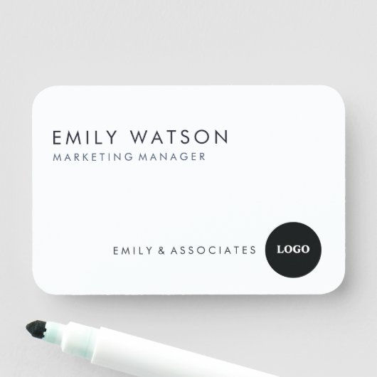 Custom Company Name Badge – Professionele Personee (In situ)