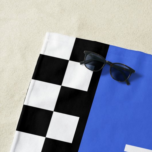 Custom Cool Zwart Wit Vlag Patroon op Blauw Strandlaken (In situ)