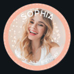 Custom Coral Modern 21st Birthday Foto Ronde Sticker<br><div class="desc">Schattigee Preppy 21e verjaardag stickers voor uw zoon of dochter verjaardagsfeest. Ze hebben een schattige aanpasbare tekst en afbeelding op een pastelkoraalachtergrond. Perfect voor uitnodigingen en feestzakgoodies.</div>