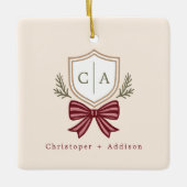 Custom Couple's Monogram Crest Bow Christmas Keramisch Ornament (Voorkant)