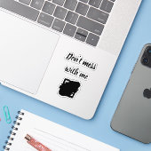 Custom-Cut Vinyl Sticker – “Don’t Mess With Me” (Laptop met iPhone)