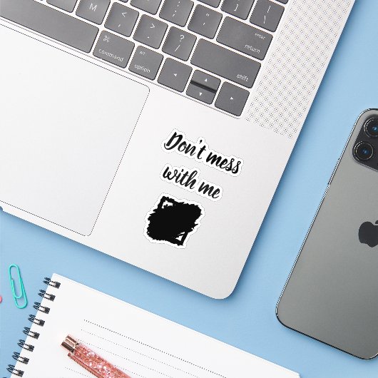 Custom-Cut Vinyl Sticker – “Don’t Mess With Me” (Laptop met iPhone)