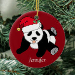 Custom Cute Panda Beer Kinder Red Keramisch Ornament<br><div class="desc">Deze  Santa Panda is een mooi kerstcadeau voor een kind dat van panda-beren houdt en van rode en groene kerstgevierde cadeaus. Ik hou van wilde dieren en een kerstpanda-beer neemt de taart met een rode kersthoed. Personaliseer met naam.</div>