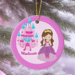 Custom Cute Princess Girl Keramisch Ornament<br><div class="desc">Een  gepersonaliseerde prinseskerstversiering met een mooi meisje in een koninginnenbal,  met roze bogen die voor een roze en ijskuffelkast staan. Een schattig cadeau voor een klein meisje tijdens de vakantie. Voeg de naam van je kind toe onder de kasteel.</div>