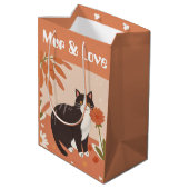 Custom Cute Smiling Cat with Mur & Love Text  Medium Cadeauzakje (Achterkant Gekanteld)