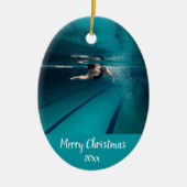 Custom Dated Zwemmer Zwemmen Kerstmis Keramisch Ornament (Voorkant)