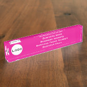 Custom Desk Name Bord – Vet Roze met Logo Naambordje (Zijkant)