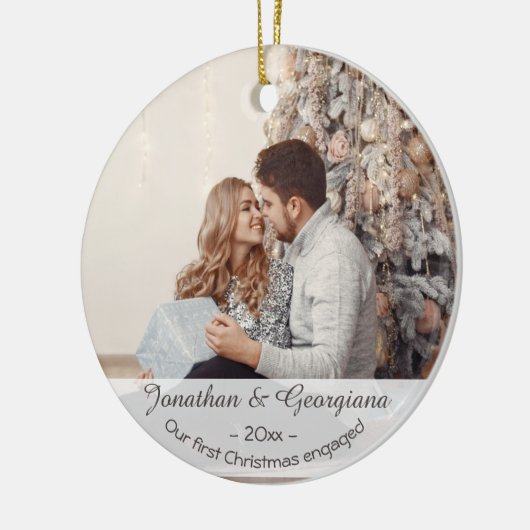Custom eerste kerstverloofde 2025 fotovakantie keramisch ornament (Links)