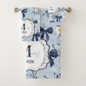 Custom Elegant Blue Bow Floral Monogram Bad Handdoek (Insitu)