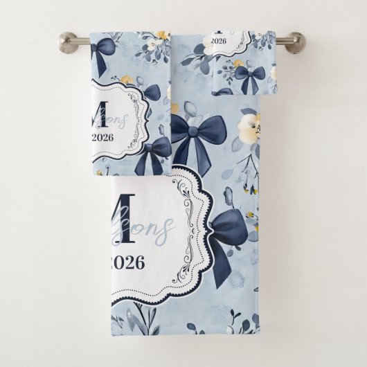 Custom Elegant Blue Bow Floral Monogram Bad Handdoek (Insitu)