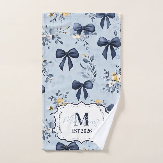 Custom Elegant Blue Bow Floral Monogram Bad Handdoek (Handdoek)