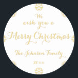 Custom Elegant Faux Gold Merry Christmas Sneeuwvlo Ronde Sticker<br><div class="desc">Elegant,  aangepast,  gepersonaliseerd,  wit,  mooi faux gouden script / typografie "We wish you a Merry Christmas",  sneeuwvlokken,  klassieke ronde stickers blad. Om aan te passen,  typ gewoon jouw naam / namen van het paar / familienaam / achternaam,  en het jaar. Een prachtige sticker perfect voor uw kerstmailings dit vakantieseizoen.</div>