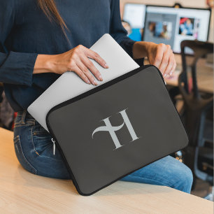 Custom Elegant Olive Green Initiaal Typografie Laptop Sleeve