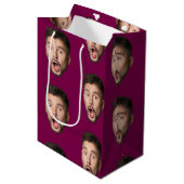 Custom Face Personalized Birthday Wedding Party Medium Cadeauzakje (Voorkant Gekanteld)