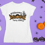Custom Familie Halloween Party Skelet Vrouwen T-shirt<br><div class="desc">Cool custom eenjarige familie Halloween party vrouwen T-shirt met een griezelig skelet dat boven spooky oranje en zwarte tekst hangt en een geweldige Jack O Lantern. Pas aan met uw big bash informatie voor al uw gasten.</div>