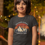 Custom Family Camping Trip Mountain Sunset Kinder<br><div class="desc">Deze koele retro-zonsondergang boven rotsachtige bergen in natuur maakt een groot afbeelding voor een set op maat gemaakte T-shirts voor een familiereünie,  roadtrip of kampeervakantie. Schattigee bijpassende kinder T-shirt voor uw kinderen. Voeg gewoon je eigen achternaam en het jaar toe met onze personalisatietool.</div>