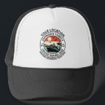 Custom Family Group Matching Cruise Trip Trucker Pet<br><div class="desc">Vaar in stijl met dit Custom Family Group Matching Cruise Trip T-shirt! Met een retro zonsondergang, cruiseschip en palmbomen, is het perfect voor familievakanties, reünies of groepscruises. Personaliseer het voor een gedenkwaardige herinnering. Ideaal voor cruiseliefhebbers die leuke, gecoördineerde outfits willen voor foto's en onvergetelijke avonturen. Kom op met dit unieke,...</div>
