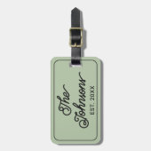 Custom Family Name in Elegant Script Sage Green Bagagelabel (Voorkant verticaal)