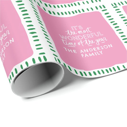 Custom Family Name Modern Pink & Green Christmas Cadeaupapier (Rol Hoek)