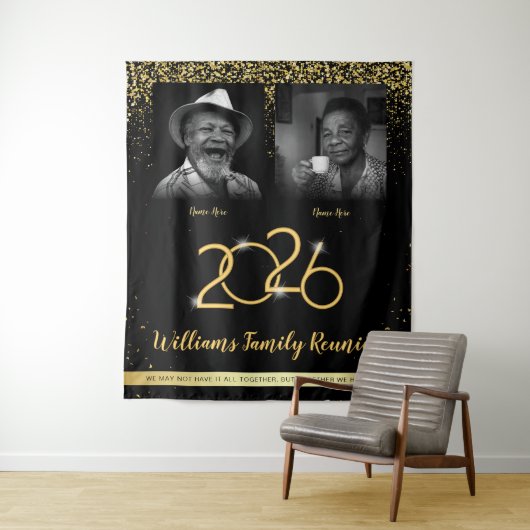 Custom Family Reunion Banner, 2 Foto Zwart Goud Wandkleed (In situ)