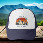 Custom Family Reunion Road Trip Mountain Sunset Trucker Pet<br><div class="desc">Deze coole retro zonsondergang over rotsachtige bergen in natuur maakt een geweldig afbeelding voor een set aangepaste petten voor een gezinshereniging, een reisje op de weg of een zomervakantie. Herdenking je vakantieweek met t - shirts voor moeder, vader, broer en zus. Voeg gewoon je eigen achternaam en het jaar toe...</div>