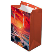 Custom Fiery Sunset Coastline – Ocean Cliffs Medium Cadeauzakje (Voorkant Gekanteld)