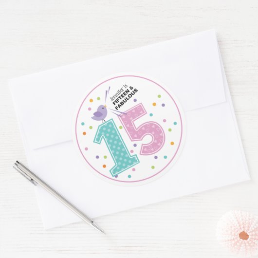 Custom Fifteen en Fabulous Roze Confetti Verjaarda Ronde Sticker (Envelop)