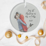 Custom First Christmas Mr en Mrs Photo Overlay Glas Ornament<br><div class="desc">Vier je eerste kerst als meneer en mevrouw met dit prachtig gepersonaliseerde glazen ornament. Met een speciale foto-overlay en elegante scripttekst, legt dit ornament de vreugde van uw eerste vakantieseizoen samen vast als een getrouwd stel. Pas het aan met je namen en het jaar om een tijdloze souvenir te creëer...</div>