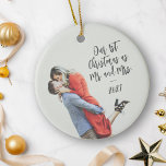 Custom First Christmas Mr en Mrs Photo Overlay Keramisch Ornament<br><div class="desc">Vier je eerste kerst als meneer en mevrouw met dit op maat gemaakte keramische ornament, met een fotobedekking en trendy scriptkalligrafiebelettering. Het eenvoudige en minimalistische ontwerp voegt een vleugje elegantie toe aan uw vakantiedecor, waardoor het een perfecte aandenken is voor pasgetrouwden. Of het nu gaat om een huwelijkscadeau, jubileum of...</div>