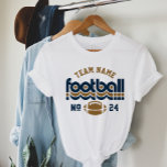 Custom Football Team Blauw en Bruin Vrouwen<br><div class="desc">Aangepaste Football Naam en Speler Nummer T-Shirt voor Mam - getoond in Wit Ontwerp voor football moeders is voorzien van retro belettering en aangepaste tekst die kan worden gepersonaliseerd met een team naam en speler jersey nummer. Navy blauw en goudbruin kan worden aangepast.</div>