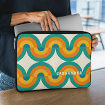 Custom Funky Kleurrijke Retro Halve Cirkels Patroo Laptop Sleeve<br><div class="desc">Prachtig hedendaags donkergeel, sinaasappel, blauwgroen blauw, oceaangroen gekleurde geometrische halve cirkels golfpatroon op een ivoren crème off-white achtergrond. Met ruimte om aan te passen of te personaliseren met een naammonogram of initialen naar keuze. , elegant, stijlvol en eclectisch ontwerp voor de fancy artistieke fashionista, de artistieke mode diva, populaire hippe...</div>
