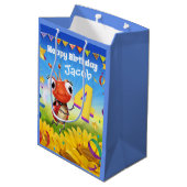 Custom Gift Bag voor de 4e verjaardag van de jonge Medium Cadeauzakje (Achterkant Gekanteld)