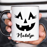 Custom Girly Jack O Lantaarn Pompoen Gezicht Hallo Mok<br><div class="desc">Vier Halloween in stijl met deze girly aangepaste pompoen gezicht koffie mok die kan worden gepersonaliseerd met een naam in zwart script. Dit leuke jack of lantaarnontwerp heeft een heldere tandachtige grijns en fantastische wimpers!</div>
